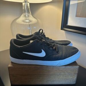 Nike Men's Black and White Sneakers